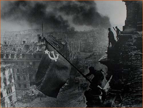 Drapeau rouge sur le Reichstag d'Evgueni Khaldei.