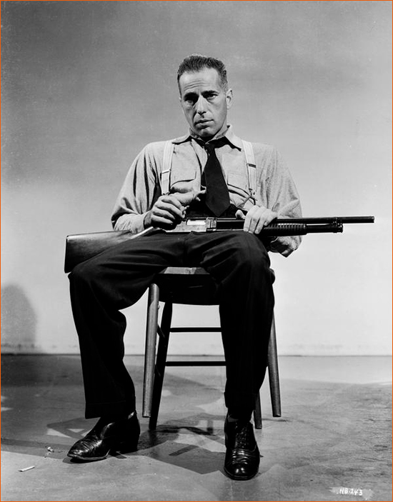 Photographie d'Humphrey Bogart sur le tournage de La grande évasion de Raoul Walsh (1941).
