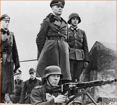 Field Marshal Rommel Inspecting Sea Wall de la collection Bettmann.