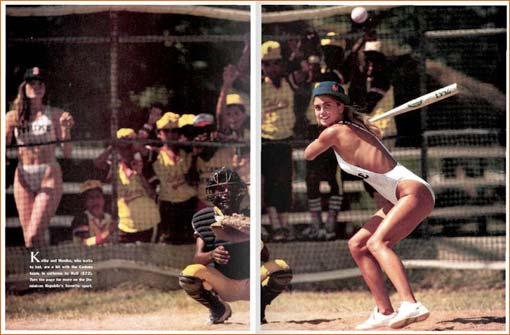 Monika Schrarne et Kathy Ireland dans Sports Illustrated Swimsuit Issue 1987 (pages 130-131).